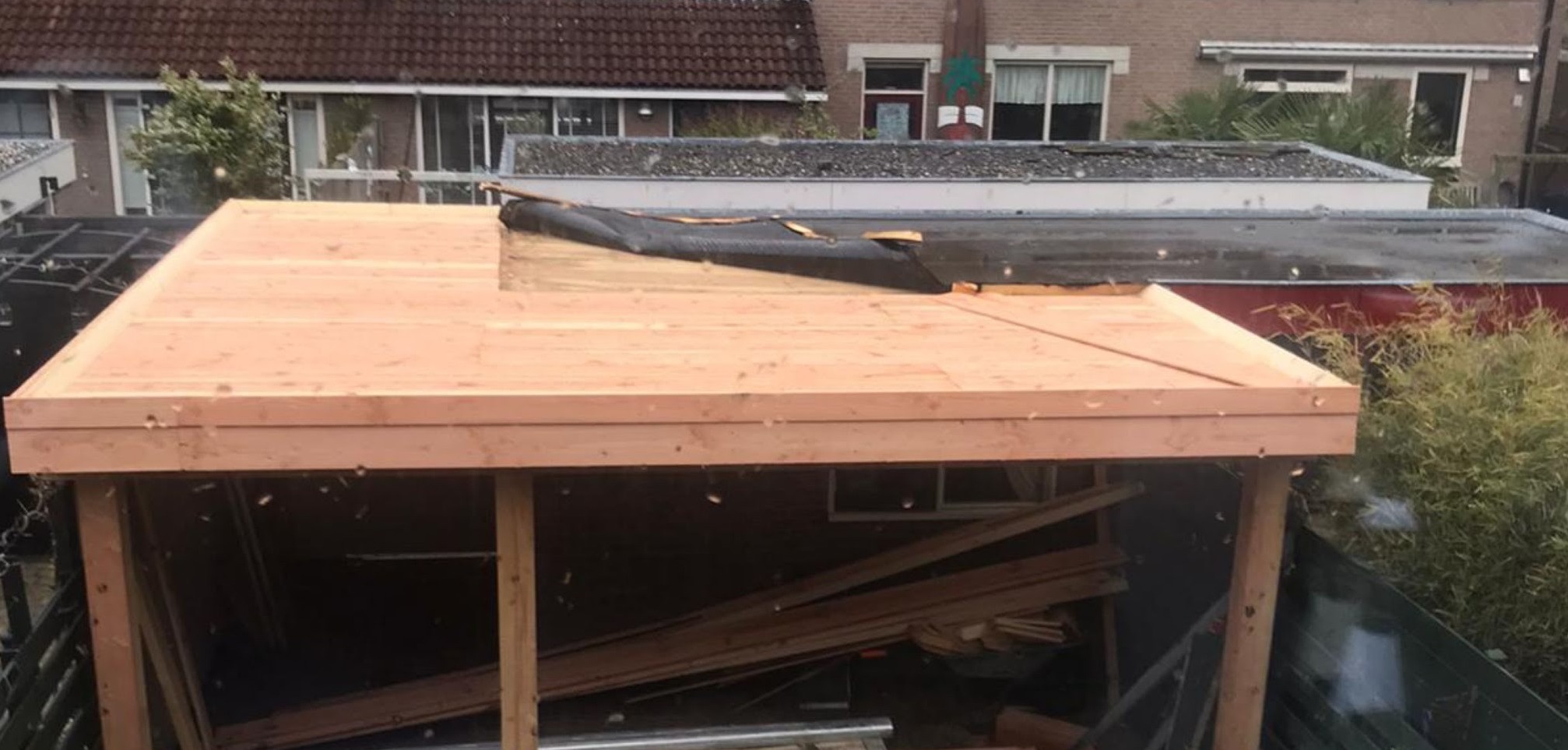 Voor: de houten overkapping zonder dakbedekking